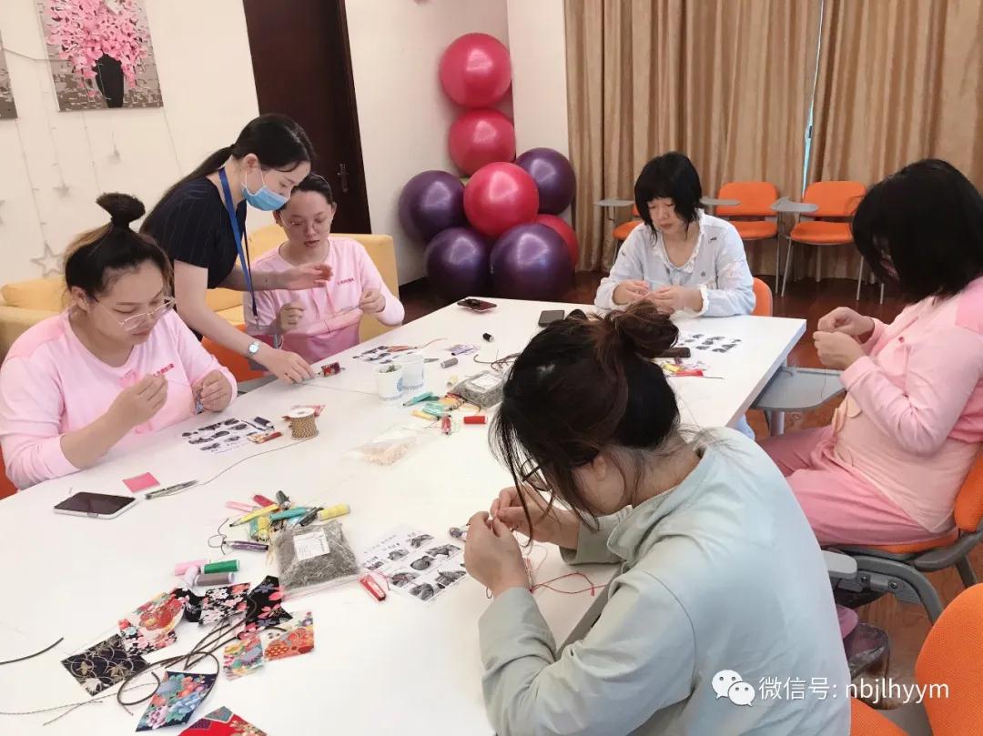 媽媽們手工DIY端午香包 寄托美好的愿望 端午假期結束，帶著放松的心情，大家又各自回到了工作崗位，端午期間九龍湖悅悅滿跟可愛的寶媽也在做一件非常有意義的事情 端午節安康 端午節掛香包的習俗起源于古代，至今不衰 民間把端午香包叫做“佩香囊” 端午節又稱“小兒節 五月被古人稱為毒月 端午節小孩佩香囊，不但有避邪驅瘟之意 而且有襟頭點綴之用 帶走你身上的不好的東西 這樣煩惱、憂愁都隨著雨水流走 會給你帶來一年的好運 端午期間，九龍湖悅悅滿帶著新手媽媽們學習縫制端午香包。 每年端午，都有不一樣的感覺， 小時候，端午是吃粽子、戴香包， 長大后，端午是思念和歸心似箭。 媽媽們親手為寶寶們DIY端午香包， 縫制出濃濃的愛意！ 快來欣賞媽媽們的作品吧！ 活動結束后， 大家爭先恐后的展示自己的作品！ 在濃濃的氛圍中， 新手媽媽們體驗到了傳統民俗的魅力， 紛紛表示在這里度過了一個特別的端午節！ 粽葉再厚，裹不住思念。 香包再香，纏不住童年。 “粽”要的是，幸福有你！ 九龍湖悅悅滿 采用五星級酒店房務管理標準， 每日保潔，定期除螨，紫外線消毒， 時刻確保母嬰居住環境衛生，安全！ 守護您和寶貝的健康安樂