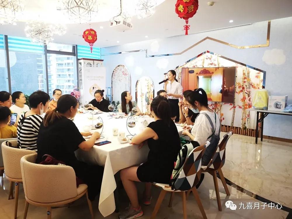 【活動回顧】微景觀DIY,一場與自然零距離的約會 每個裝在生態瓶里的“微景觀” 都是一個會呼吸、會講故事的童話 這些小巧而生動的瓶子 凝聚著都市人對田園和自然的向往 今天九喜月子中心迎來了一群小可愛們 喜寶也忍不住來探我們定制自然 | 微景觀精彩活動 微景觀DIY活動精彩上演 美好時光與大自然親密接觸 一起探索神秘的微景觀世界 大家排排坐看著桌子上的物料 斜口瓶、擺架、營養土、多肉、細沙和擺件、小石子、鏟子等 手殘黨的喜寶有點發愣... 不過在聽完老師的講解后,還是很容易上手的 “首先將適量的小石頭平鋪在玻璃器中,小石頭起的作用是防止積水。” 老師一步步向孕媽媽們講解微景觀制作方式 經過孕媽們們的細心制作 一個個精致有活力的微景觀就出現在大家眼前 顏色與視覺的融合 讓最不起眼的事物也開始與眾不同 加之各色植物的相互襯托 整個微景觀制作過程中,現場充滿歡聲笑語 打造出心中理想的小世界 可見活動給大家帶來的不僅是有趣的體驗 還激發了大家豐富的想象力 孕媽們玩的也很開心 好啦,這次的活動就說到這了 期待我們下次相遇哦~
