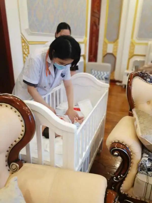 為了母嬰健康,藍(lán)絲帶始終堅(jiān)持醫(yī)生定期巡房!