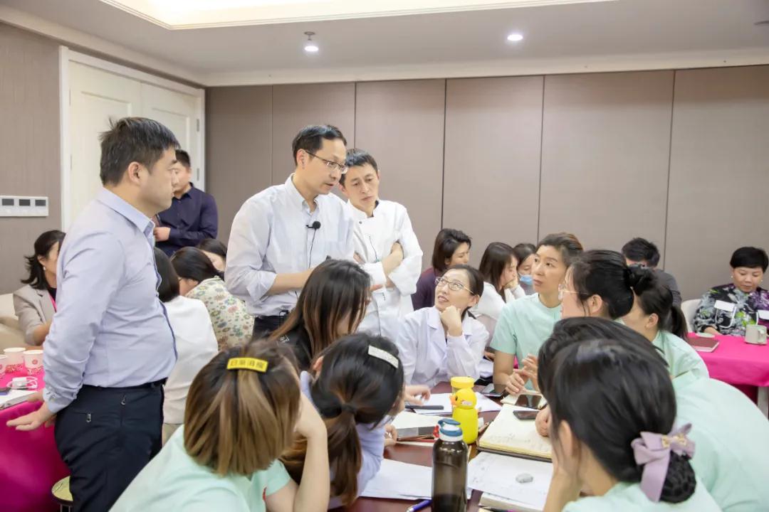 福座母嬰舉辦“專注客戶需求管理 提升產(chǎn)品服務(wù)品質(zhì)”專項培訓(xùn)